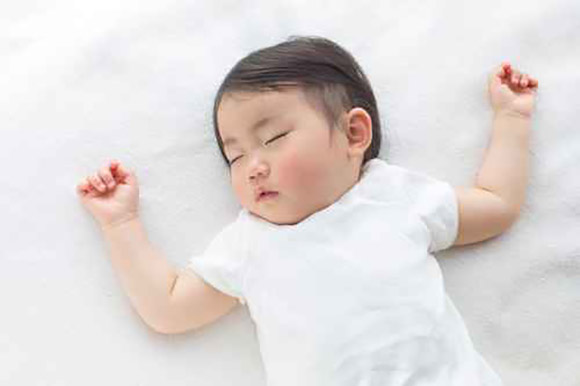 赤ちゃんが寝る時の服装 夏の注意点とおすすめ 赤ちゃんが快適に寝られるように
