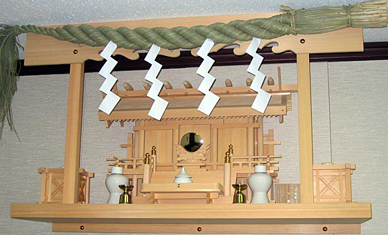 神棚の飾り方 図解画像 正月飾りやお供えはいつまで しめ縄の取り付け方は